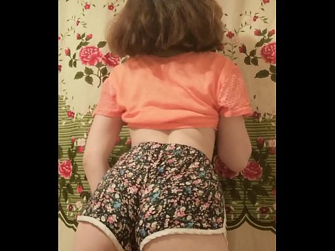❤️ سيڪسي نوجوان بيبي پنهنجي شارٽس کي ڪئميرا تي هٽائيندي سپر فحش